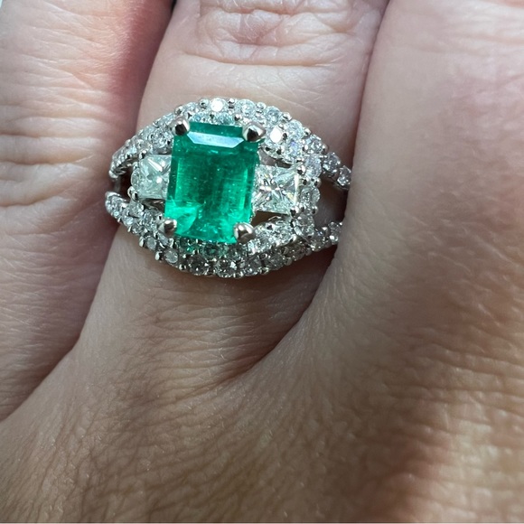 18k White Gold Diamond & Emerald Ring - Picture 4 of 9